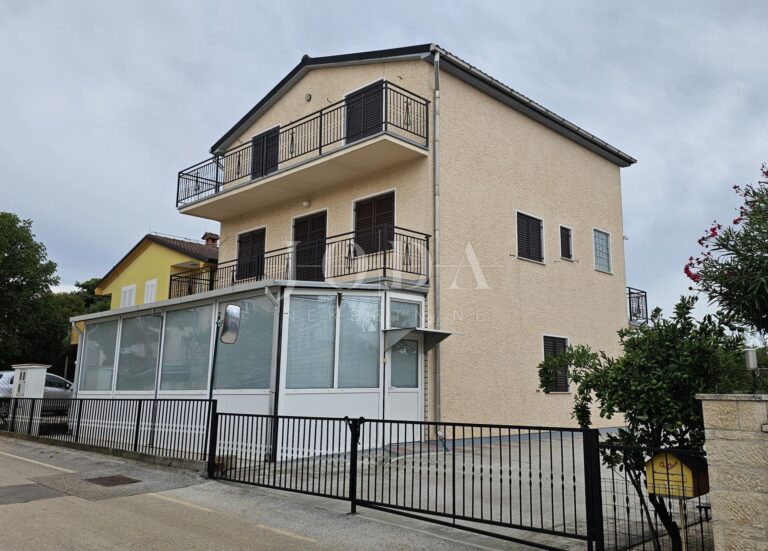 Prostrana samostojeća kuća