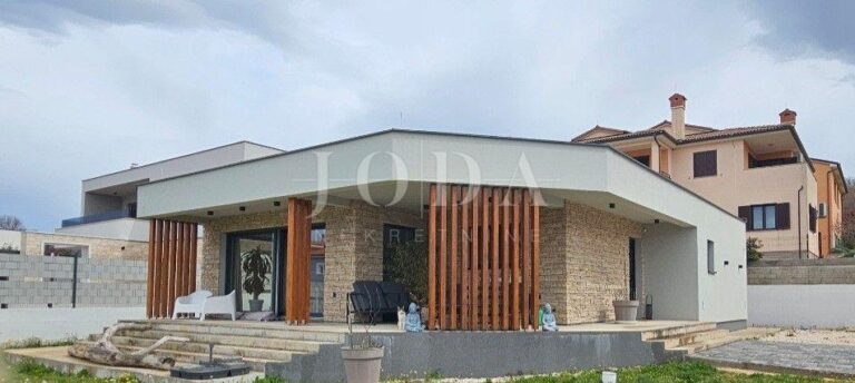 POPUST!!Moderna prizemnica kompletno opremljena