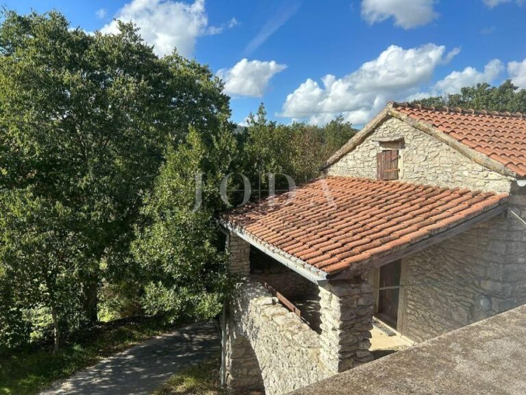 Kamena kuća sa dodatnim objektom+1700m2 poljop.zemljišta