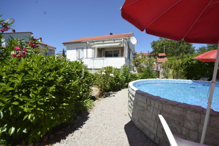 Lijepa samostojeća kuća s velikom uređenom okućnicom