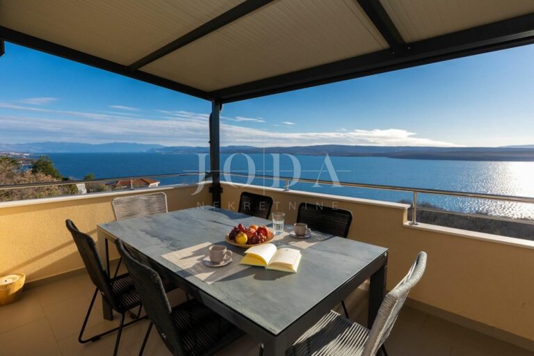 Moderan dvoetažni stan s dvjema terasama i otvorenim pogledom na Kvarner | Adriatic Real