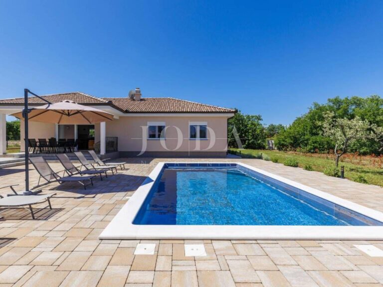 moderna Villa sa bazenom i velikim građevinskim zemljištem | Adriatic Real