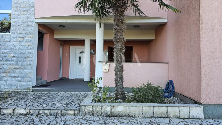 Dva stana sa parkingom u prizemlju obiteljske kuće