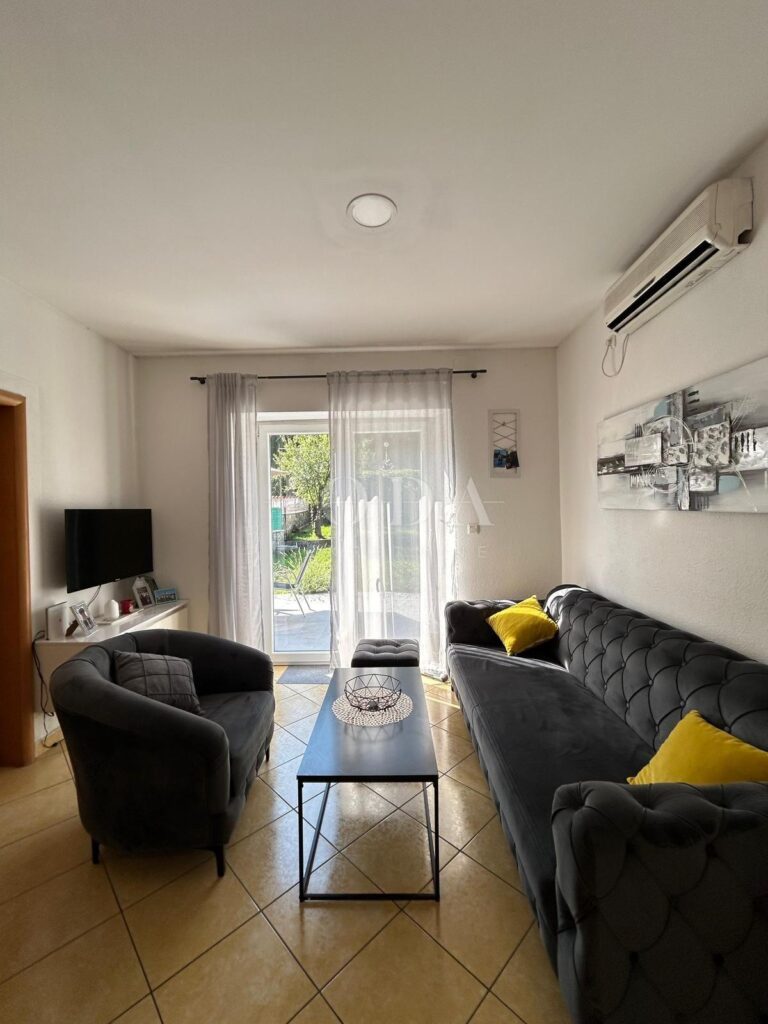 POPUST!!PRILIKA!!Renoviran stan u prizemlju