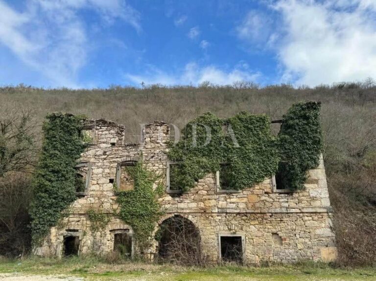 Dvije kamene kuće 240m2+58m2 za kompletnu adaptaciju sa zemljištem 5300m2