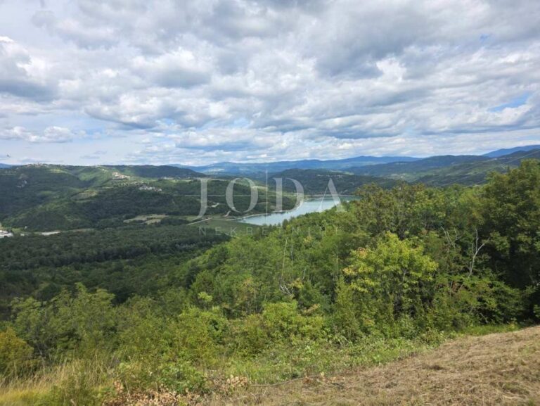 Građevinsko zemljište s pogledom na jezero Butoniga