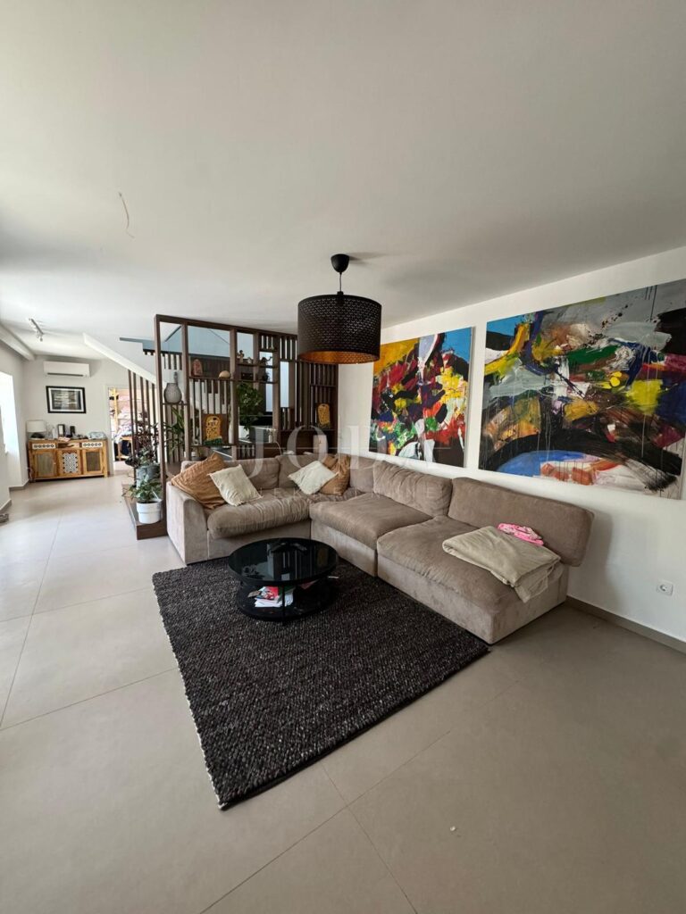 Kostrena - prostrana katnica s garažom i uređenim dvorištem | Adriatic Real