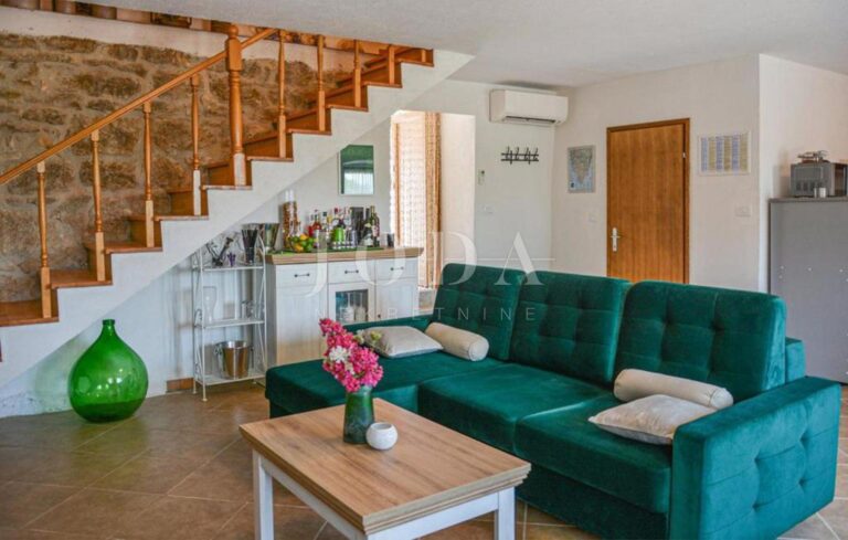 Lijepa kuća kompletno opremljena u centru Vižinade | Adriatic Real