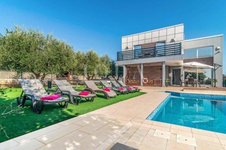 Villa sa pogledom na Brijune i grijanim bazenom | Adriatic Real