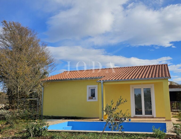 Samostojeća kuća sa bazenom