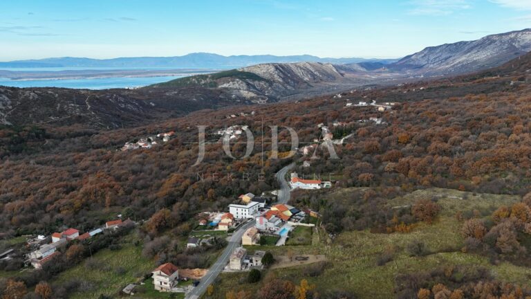 Bribir – starija kuća s velikom okućnicom