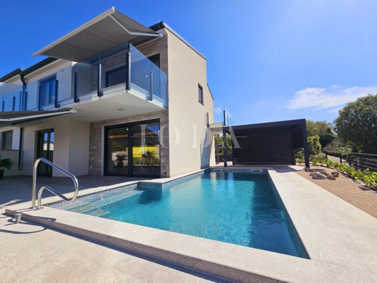 Malinska - nova kuća s bazenom i pogledom na more! | Adriatic Real