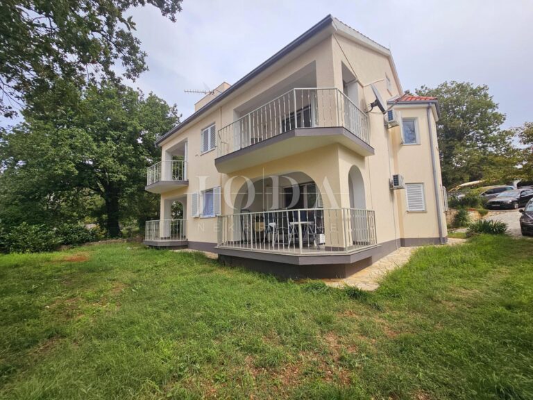 Samostojeća kuća s tri stana