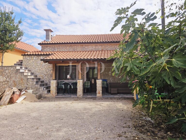 Samostojeća kuća s dva stana blizu Malinske | Adriatic Real