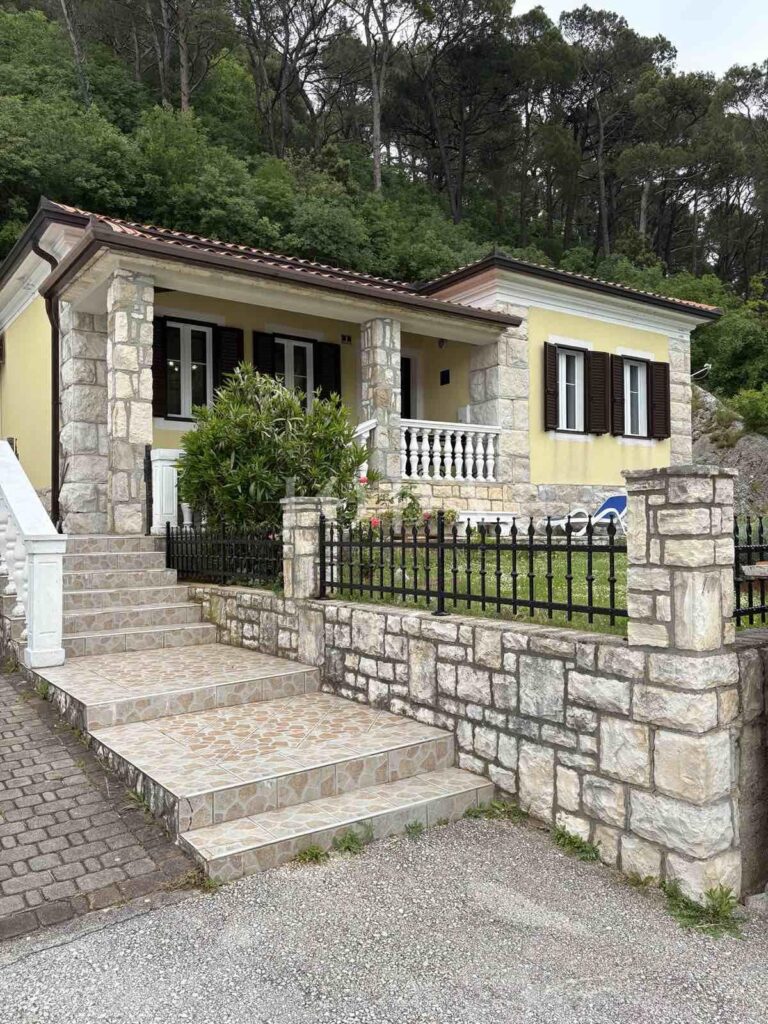 šarmantna kuća prvi red do mora | Adriatic Real