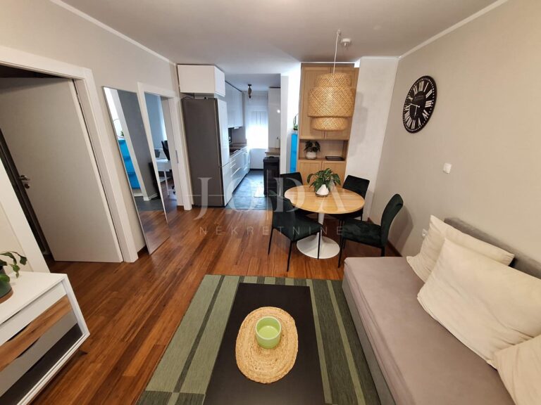 Rijeka - Uređen i namješten 2-sobni stan s loggiom – mirna ulica