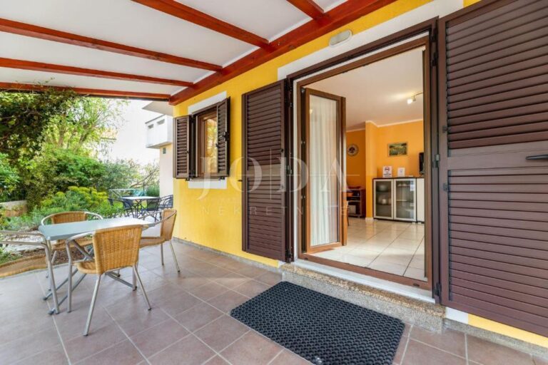 Prostran stan u prizemlju s uređenom okućnicom | Adriatic Real