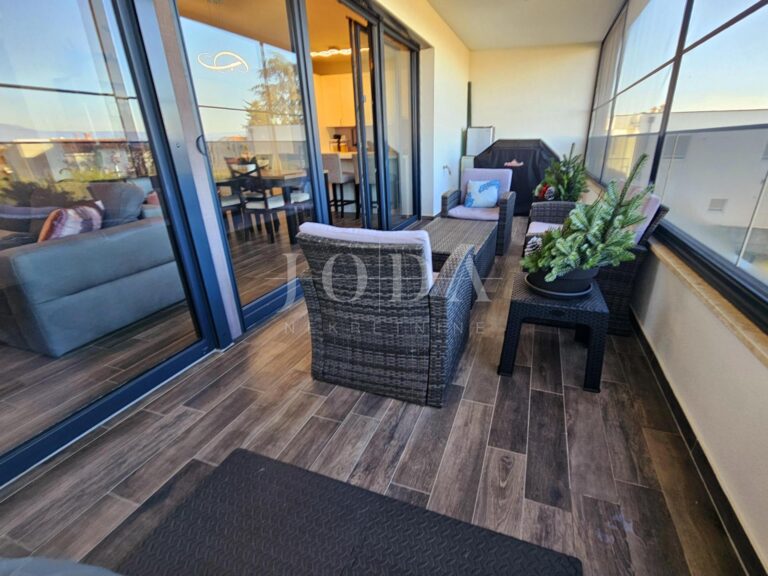 Dvosoban funkcionalan stan s natkrivenom terasom | Adriatic Real