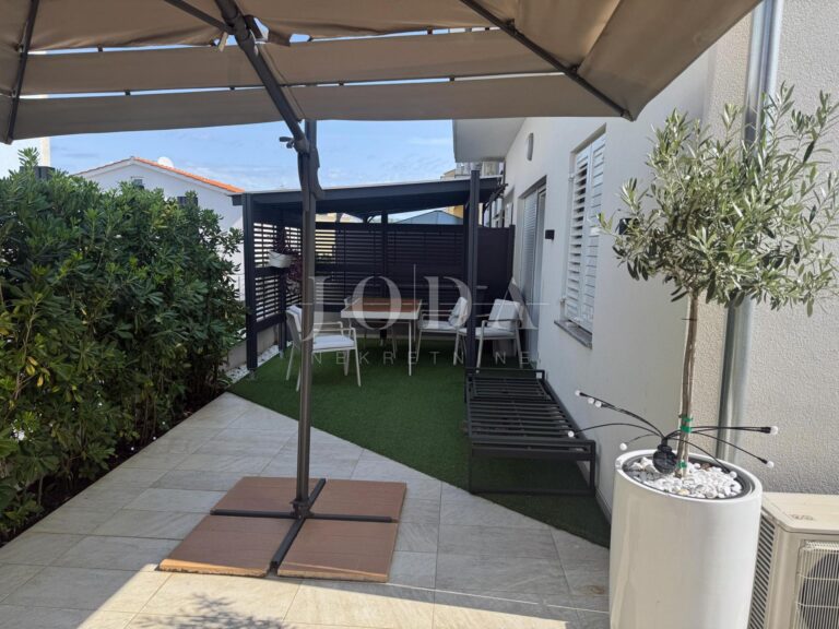 Moderno uređeni apartman u prizemlju s okućnicom | Adriatic Real