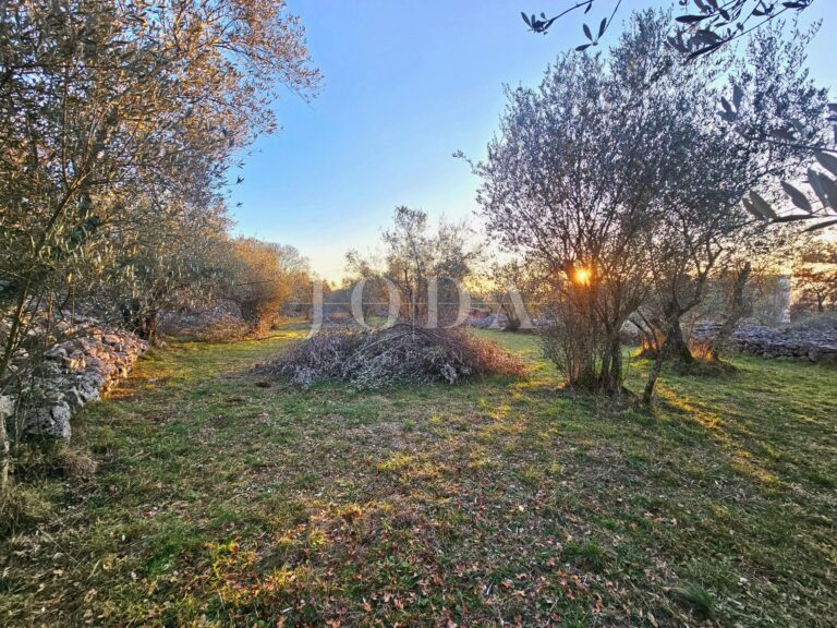 Građevinsko zemljište s djelomičnim pogledom na more | Adriatic Real