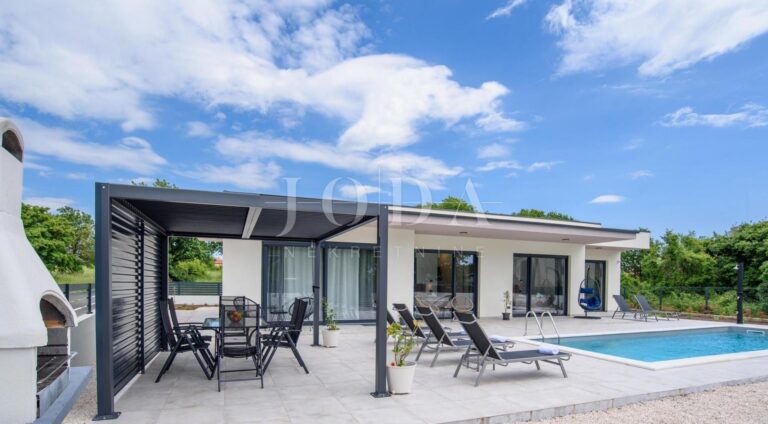 Moderna vila sa bazenom