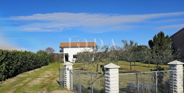 Lijepa opremljena kuća sa 4 građ.parcele 4.200m2