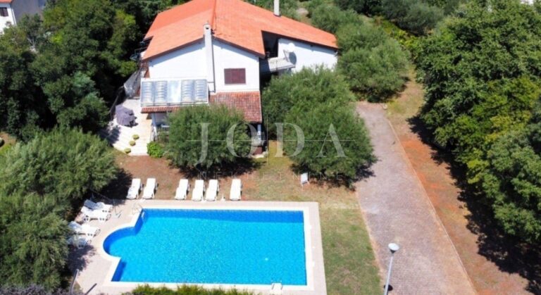 Lijepa kuća sa 3 stana