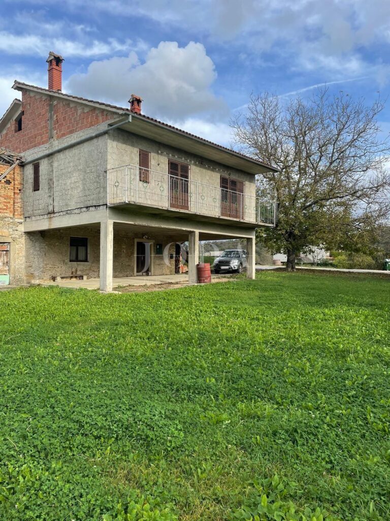 Kuća i gosp.objekt na atraktivnom zemljištu 12.800m2