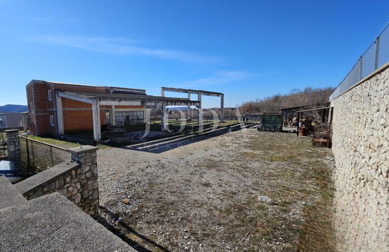 Poslovno proizvodna zgrada na prostranoj parceli