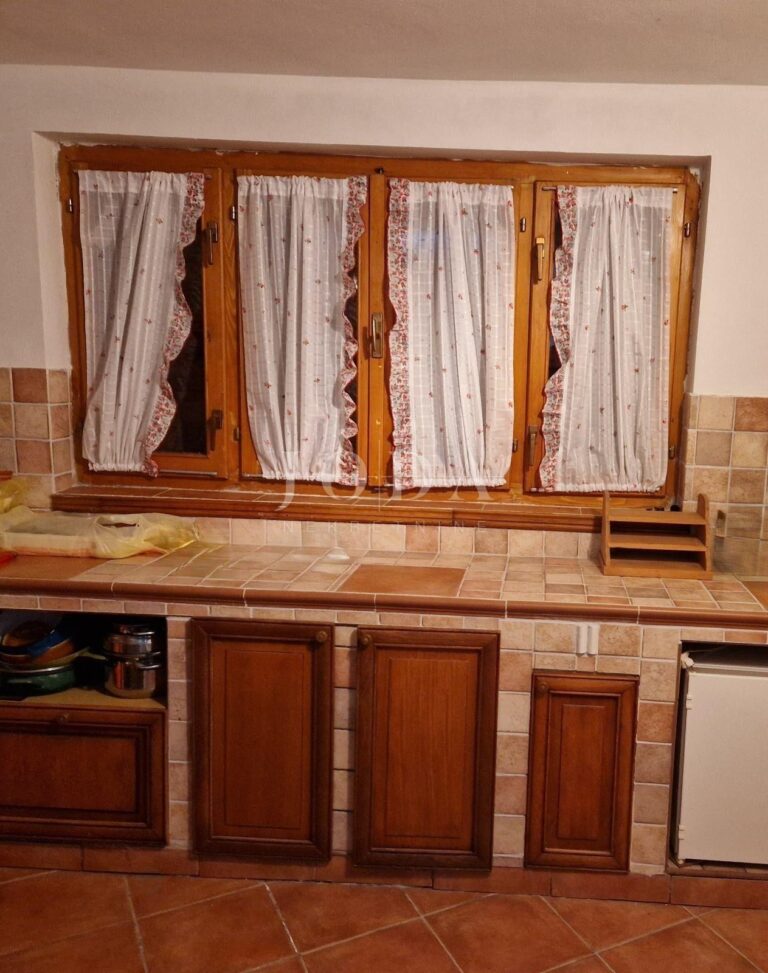 Istarska kamena kuća s velikom okućnicom