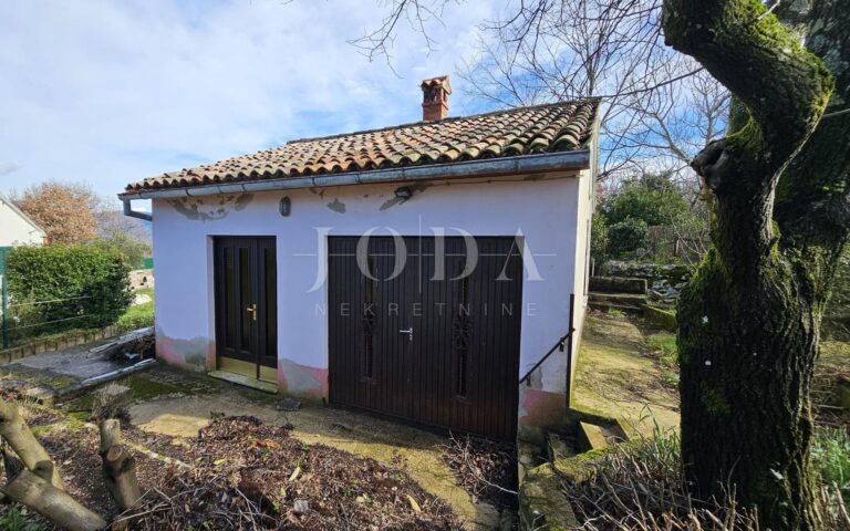 Kuća za adaptaciju sa dodatnim objektom i gr.terenom