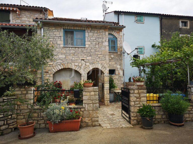 PRILIKA!! POPUST!Kamena kuća u nizu