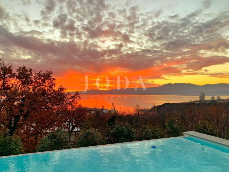 Kostrena – kuća s bazenom i gostinjskom kućom na mirnoj lokaciji