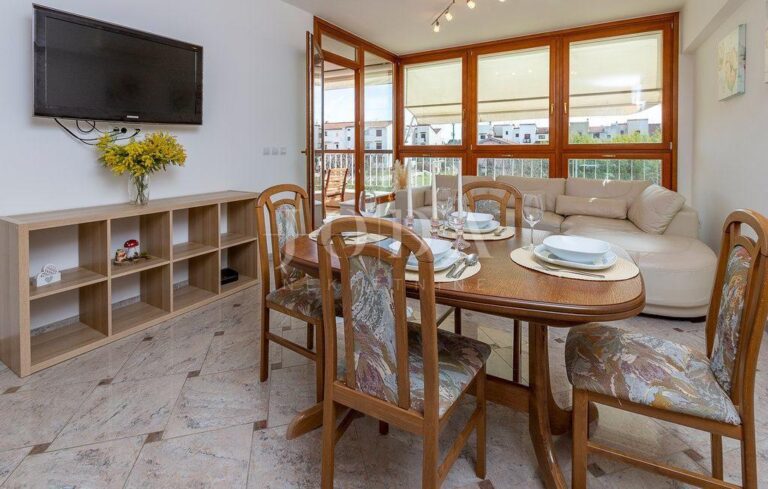 Lijepi stan sa terasom i parkirnim mjestom na atraktivnoj lokaciji