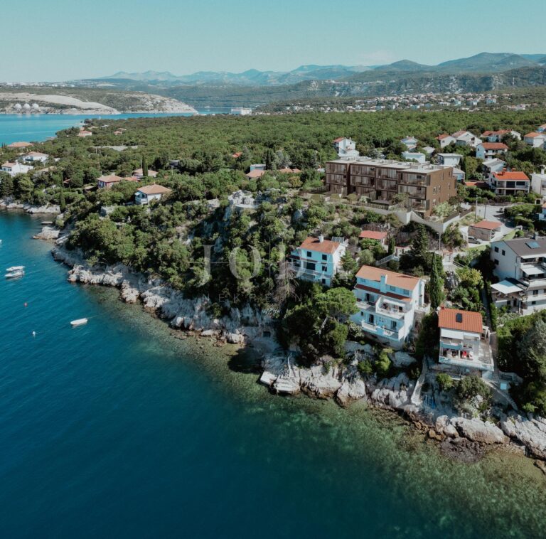 Ekskluzivna novogradnja 30m od mora:        