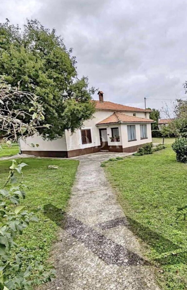 kuća s velikom okućnicom i pomoćnom zgradom | Adriatic Real