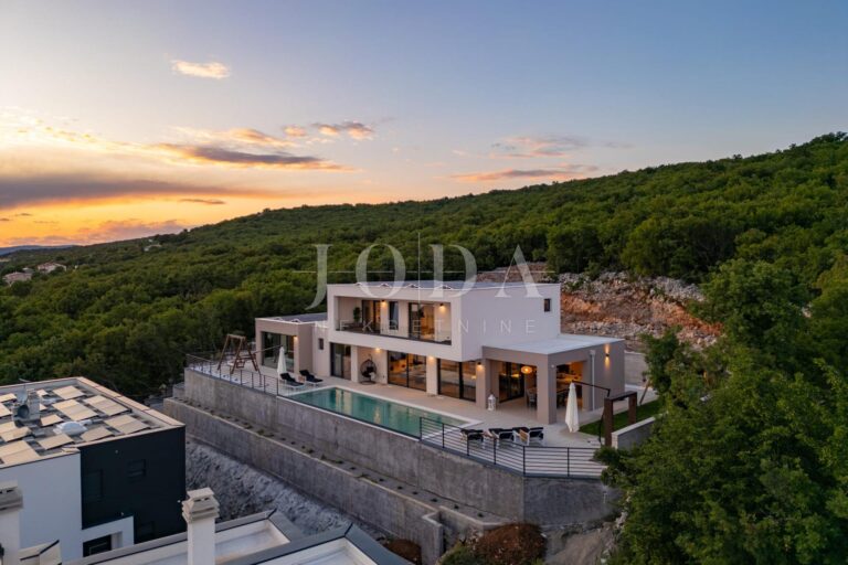 Kostrena - Ekskluzivna samostojeća vila s unutarnjim i vanjskim bazenom | Adriatic Real