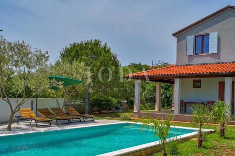 kuća s bazenom nedaleko mora | Adriatic Real
