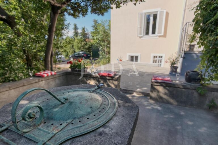 Kraljevica - dvojna kuća s okućnicom 453 m²