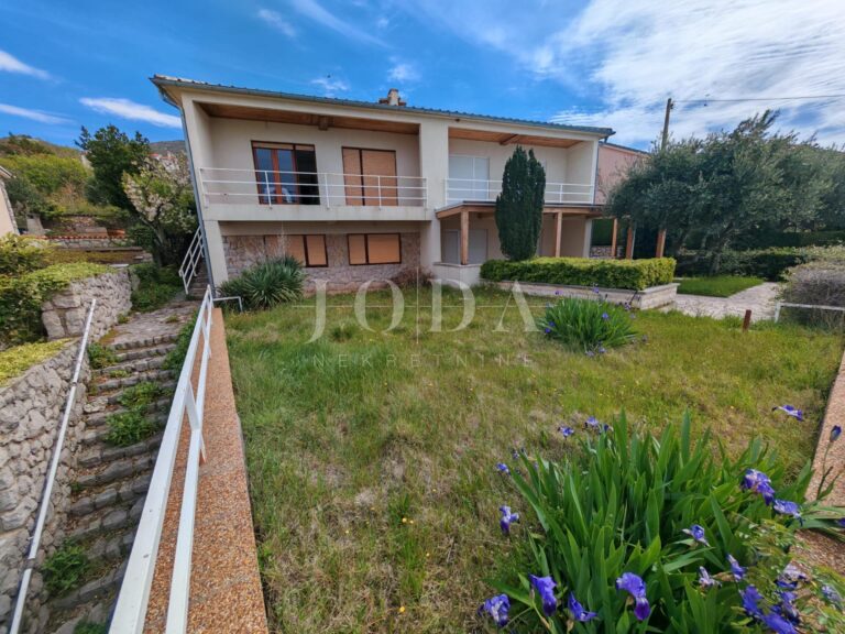 Kuća sa dva stana i garažom 200m od mora | Adriatic Real