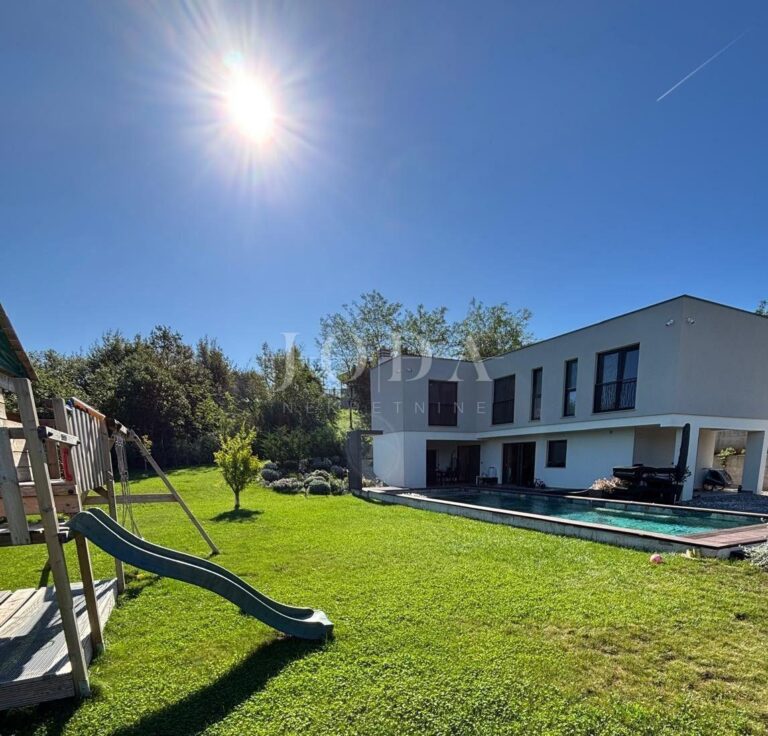 PRILIKA!POPUST!Prekrasna moderna kuća sa bazenom kompletno opremljena