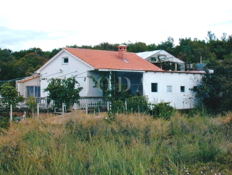Kuća s prostranom okućnicom u mirnom okruženju