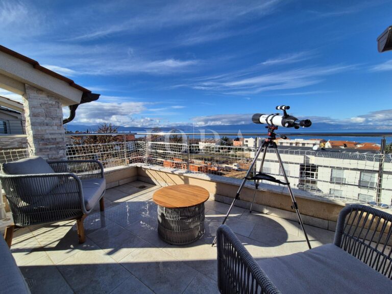 Apartman s otvorenim pogledom na more i okućnicom! | Adriatic Real