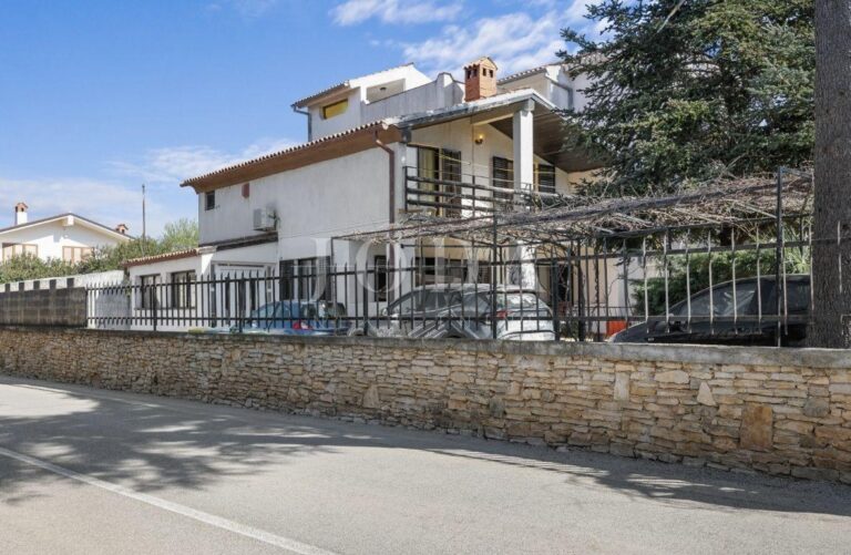 kuća sa tri stambene jedinice | Adriatic Real