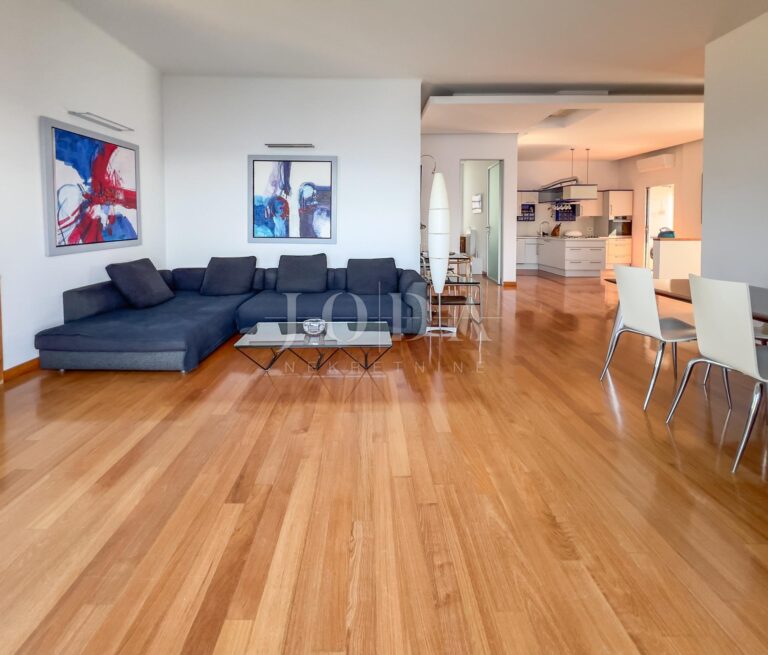 stan i garsonijera u kući na samoj morskoj obali