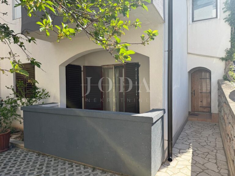 Klenovica stan u prizemlju s balkonom i parkingom – blizina centra i plaže! | Adriatic Real