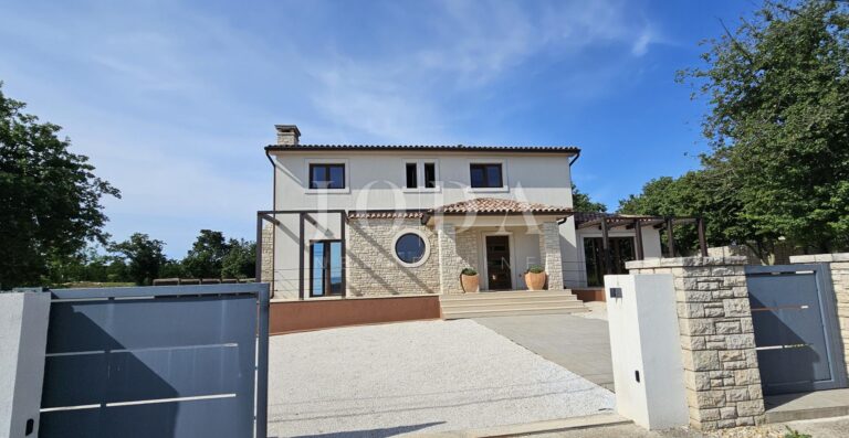 Prekrasna Villa sa bazenom i prostranom okućnicom