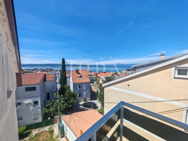 Stan sa parkingom i pogledom na more | Adriatic Real