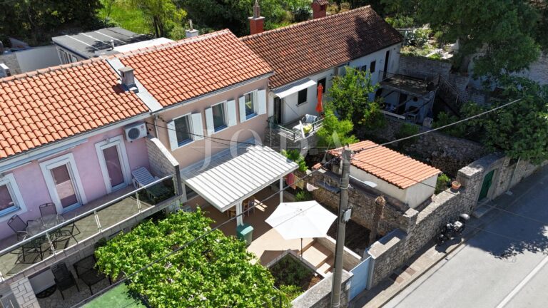 DRAMALJ – Uređena primorska kuća s privatnom okućnicom i četiri parkirna mjesta